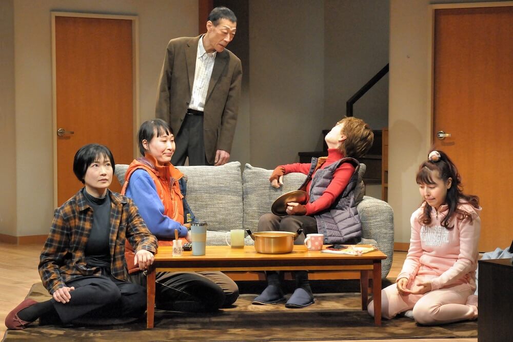 岡山市民劇場 2023年3月例会：シェアの法則 - 劇団青年座　舞台写真1